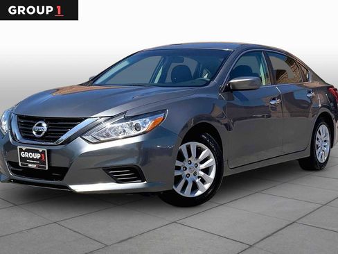 Used 2017 Nissan Altima FWD image 1