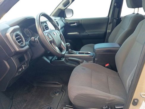 Used 2018 Toyota Tacoma TRD Sport AWD/4WD image 19