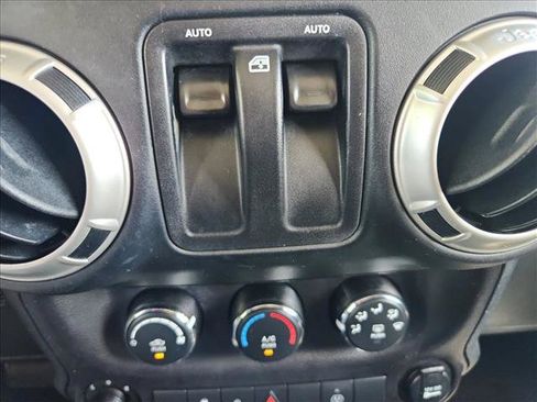 Used 2018 Jeep Wrangler Rubicon w/ Power Convenience Group AWD/4WD image 22