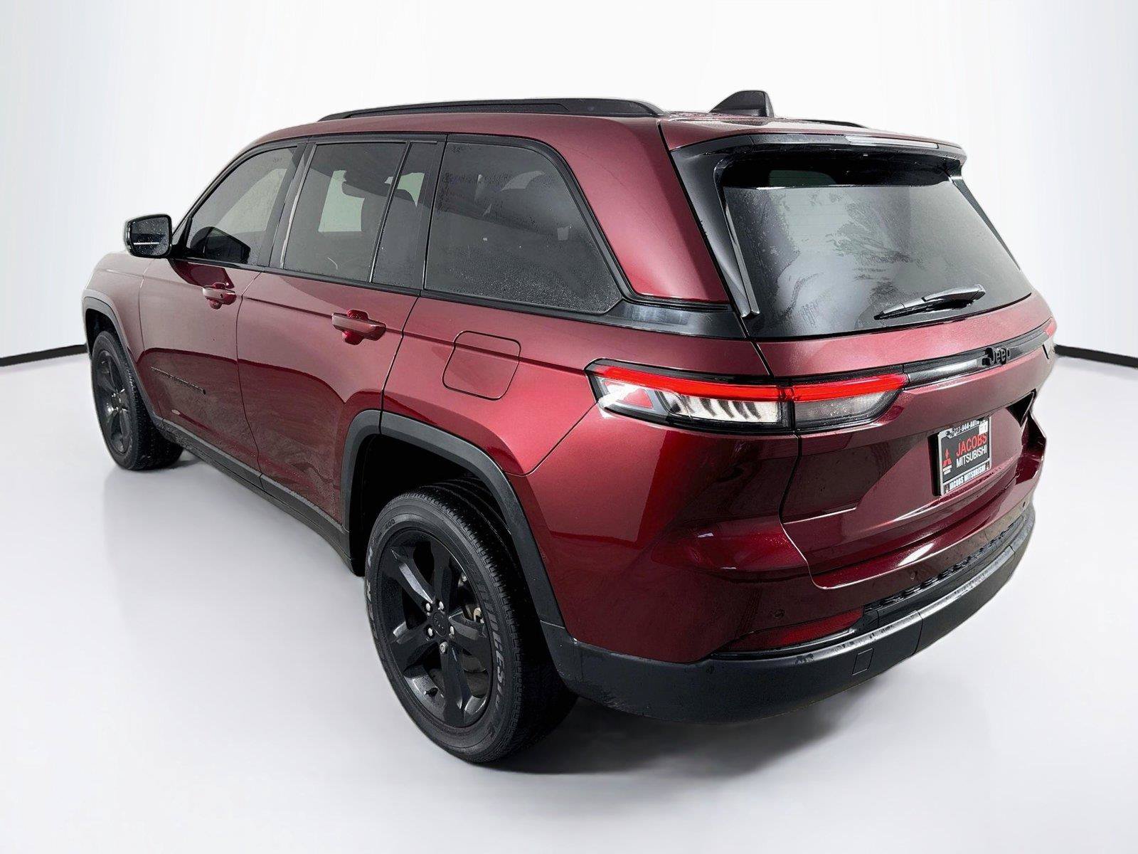 Used 2023 Jeep Grand Cherokee Altitude RWD image 3