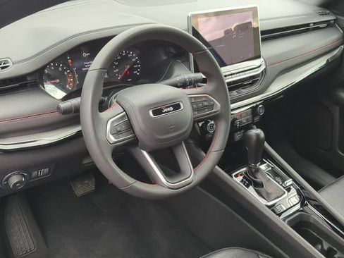 Used 2025 Jeep Compass Trailhawk AWD/4WD image 2
