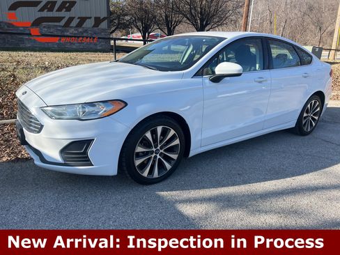 Used 2019 Ford Fusion SE image 1