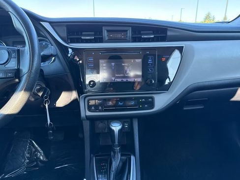 Used 2018 Toyota Corolla LE FWD image 22