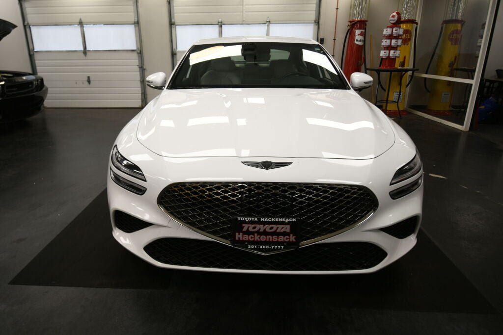 Used 2025 Genesis G70 2.5T image 3