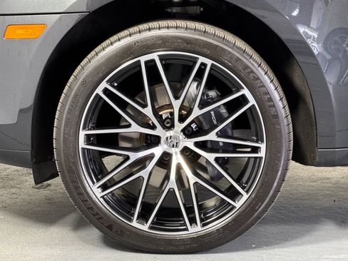 Certified 2025 Porsche Macan AWD/4WD image 33