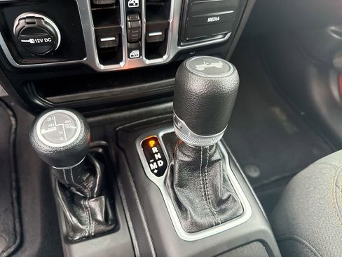 Used 2025 Jeep Wrangler Sahara image 19