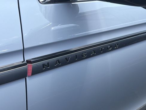 Used 2025 Lincoln Navigator L Reserve AWD/4WD image 5