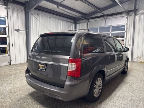 Used 2015 Chrysler Town & Country Touring-L w/ Driver Convenience Group image 17