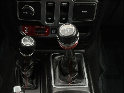 Used 2018 Jeep Wrangler Rubicon w/ Steel Bumper Group image 17