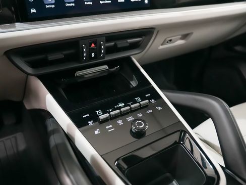 Used 2024 Porsche Cayenne AWD/4WD image 32