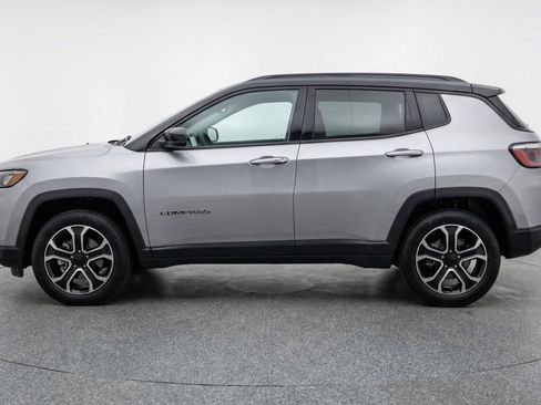 Used 2025 Jeep Compass Trailhawk image 5