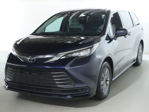 Used 2026 Toyota Sienna LE AWD/4WD image 1