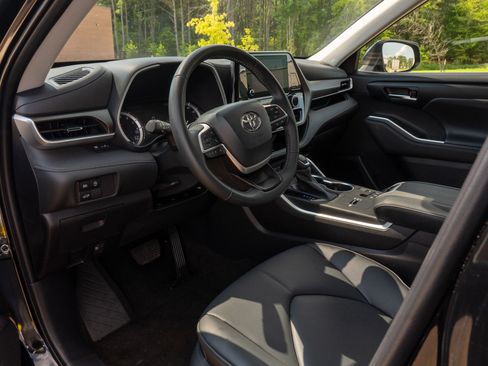 Used 2023 Toyota Highlander XLE FWD image 10