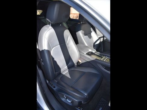 Used 2019 Jaguar F-PACE Premium image 33