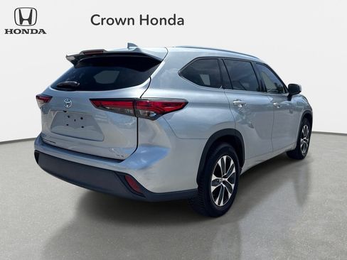 Used 2021 Toyota Highlander XLE FWD image 4