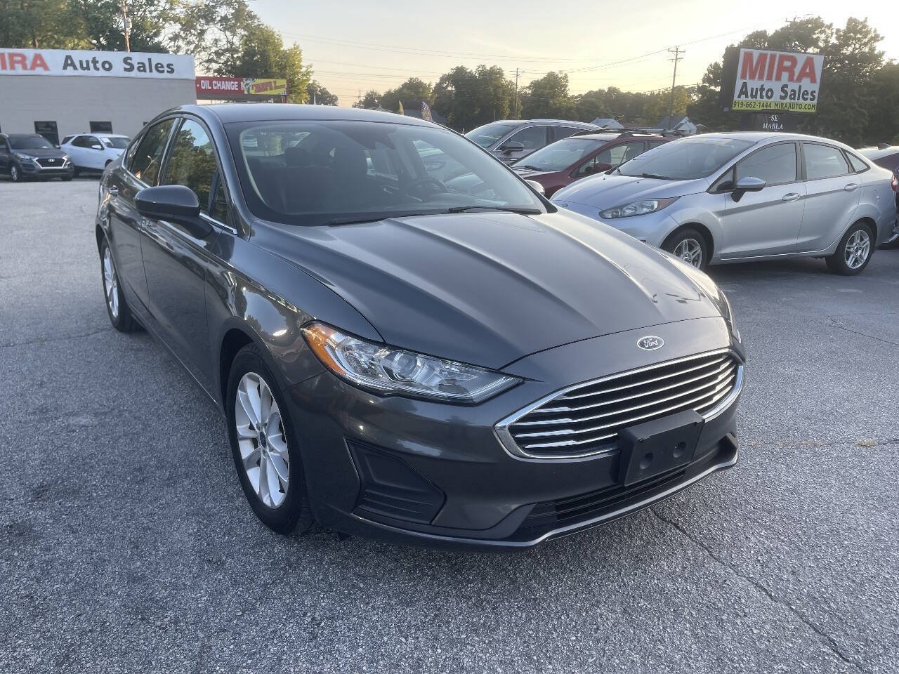 Used 2020 Ford Fusion SE FWD image 2