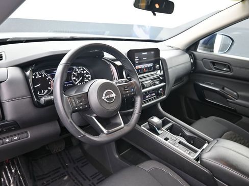 Used 2025 Nissan Pathfinder SV FWD image 19