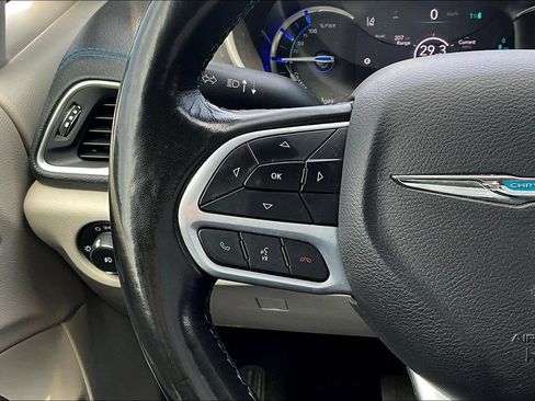 Used 2021 Chrysler Pacifica Touring-L FWD image 11