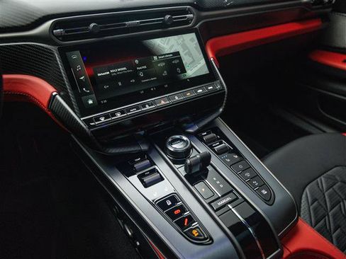 Used 2025 Aston Martin Vanquish RWD image 15