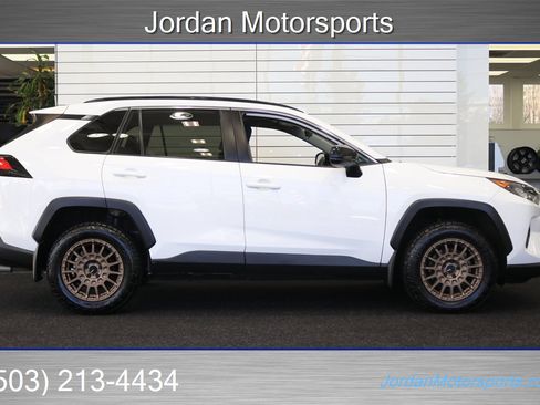 Used 2020 Toyota RAV4 LE image 5