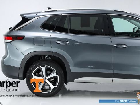 Used 2025 Volkswagen Tiguan SE w/ Panoramic Sunroof Package AWD/4WD image 11
