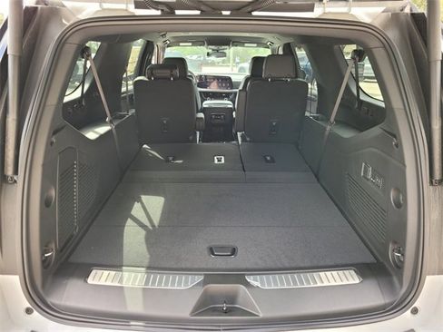 New 2025 Chevrolet Suburban Premier image 20