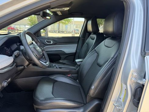 Used 2025 Jeep Compass Latitude AWD/4WD image 24