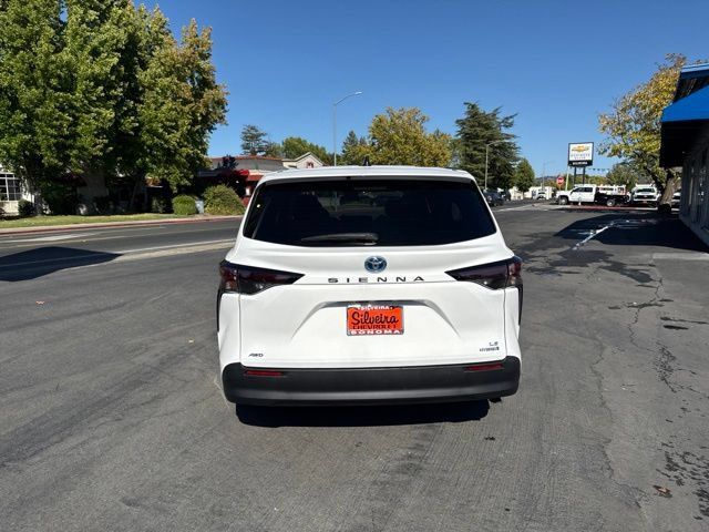 Used 2024 Toyota Sienna LE AWD/4WD image 7