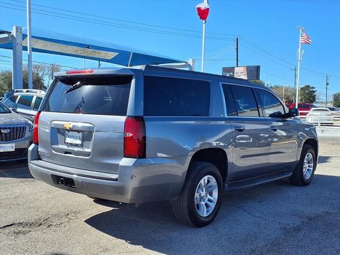Used 2018 Chevrolet Suburban LT image 2