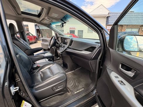 Used 2017 Toyota Sienna SE Premium FWD image 29