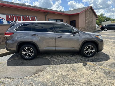 Used 2017 Toyota Highlander LE w/ Carpet Mat Package FWD image 10