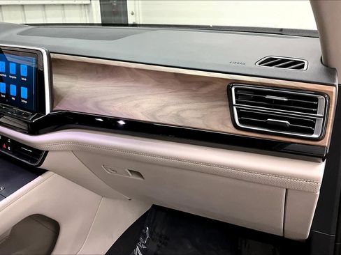 Used 2024 Volkswagen Atlas SE image 19