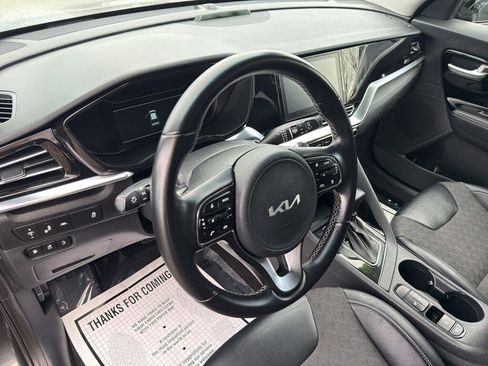 Used 2022 Kia Niro EX image 11