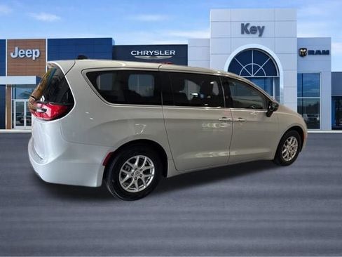 Used 2024 Chrysler Pacifica Touring-L FWD image 8