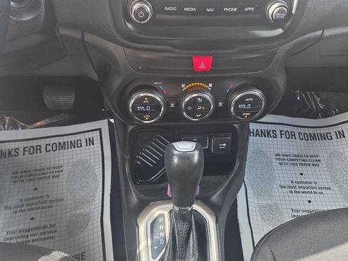 Used 2016 Jeep Renegade Latitude FWD image 9