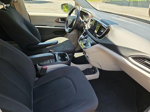 Used 2019 Chrysler Pacifica Touring Plus w/ Advanced Safetytec Group FWD image 9