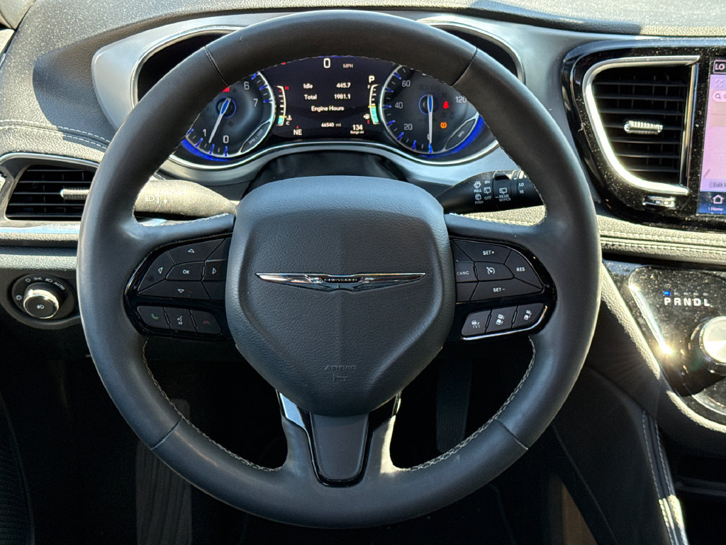 Used 2025 Chrysler Pacifica Limited FWD image 13
