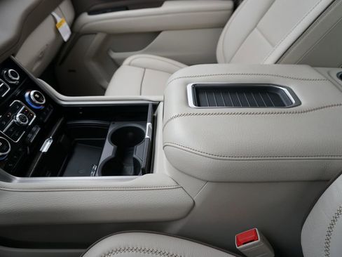 Used 2021 GMC Yukon XL Denali w/ Denali Premium Package image 33