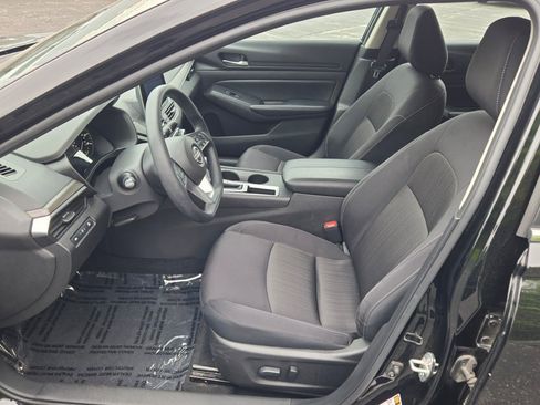 Used 2025 Nissan Altima 2.5 SV FWD image 21