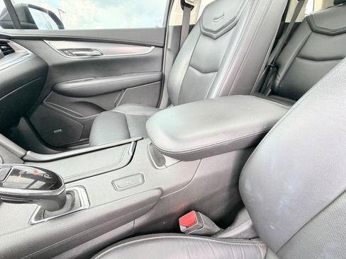 Used 2018 Cadillac XT5 Luxury w/ Driver Awareness Package FWD image 15
