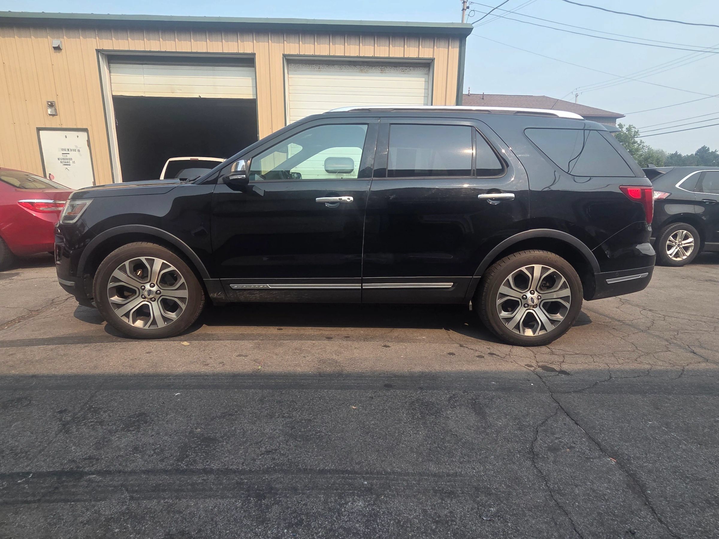 Used 2018 Ford Explorer Platinum AWD/4WD image 2