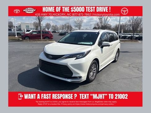 Used 2021 Toyota Sienna XLE image 1