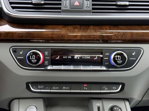 Used 2020 Audi Q5 2.0T Premium w/ Convenience Package image 17
