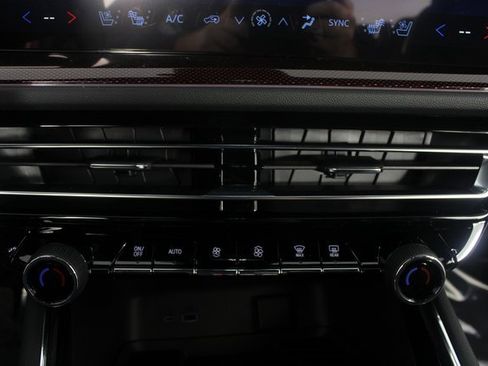 New 2026 Chevrolet Traverse RS image 8