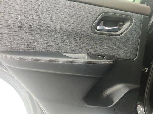 Used 2023 Nissan Rogue SV FWD image 9