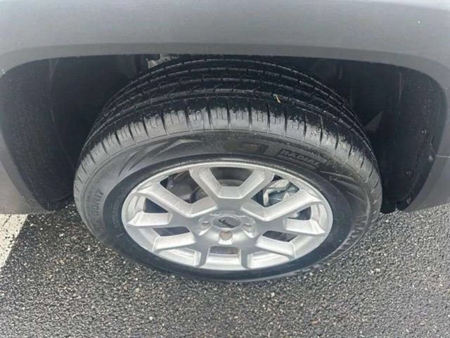 Used 2023 Jeep Renegade Latitude AWD/4WD image 19