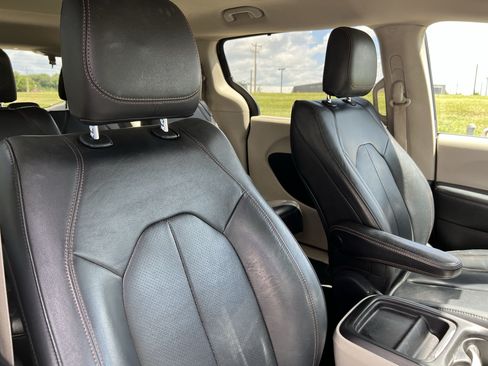 Used 2020 Chrysler Pacifica Touring-L w/ Advanced Safetytec Group FWD image 35