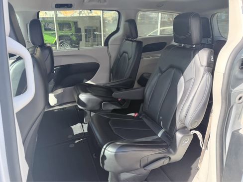 Used 2023 Chrysler Pacifica Touring-L image 13