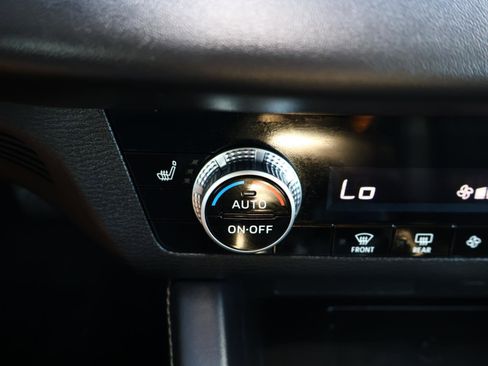 Used 2023 Mitsubishi Outlander SE image 25