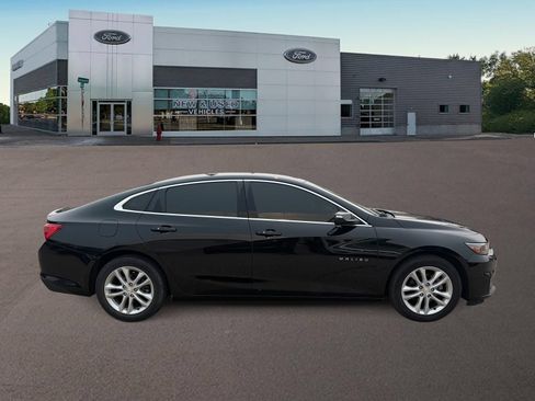 Used 2018 Chevrolet Malibu LT w/ Leather Package FWD image 10
